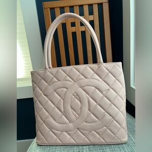 CHANEL Caviar Medallion bag